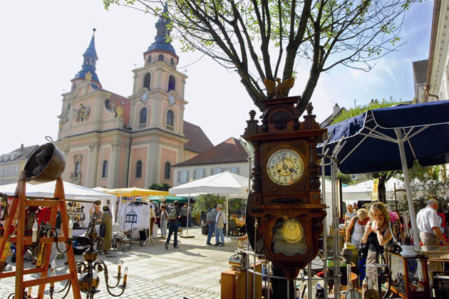 Der Marktplatz vor der evangelischen Kirche zur Antikmeile in Ludwigsburg