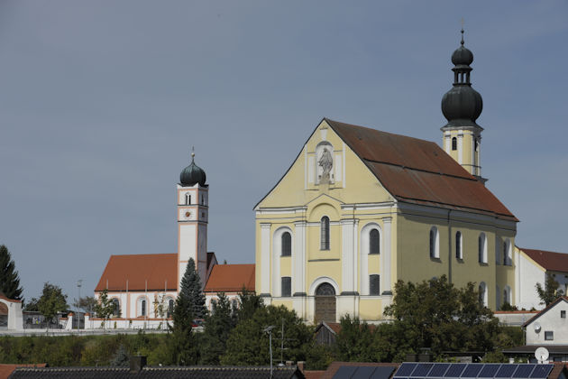 Blick auf die Pfarrkirche St. Bartholomäus (links) und die Wallfahrtskirche Maria Schnee (rechts)