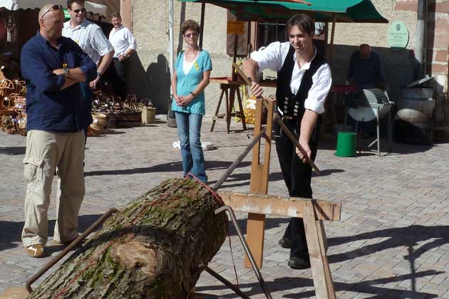 Bei den Lindenfelser Brauchtumstagen erleben die Besucher alte Handwerkskunst