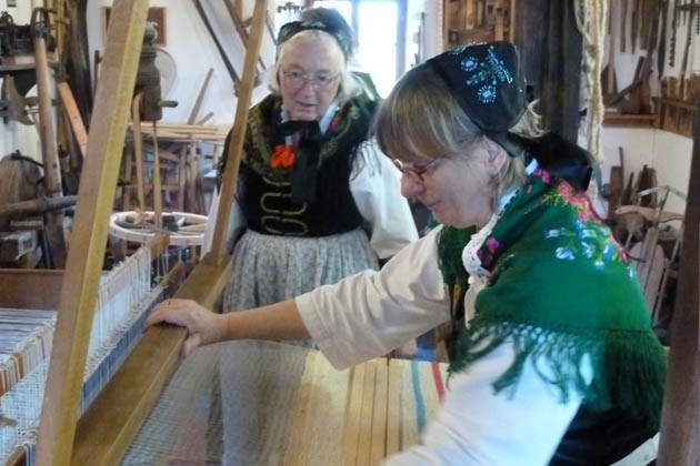 Neben Weberinnen finden sich viele weitere Handwerker auf den Brauchtumstagen in Lindenfels