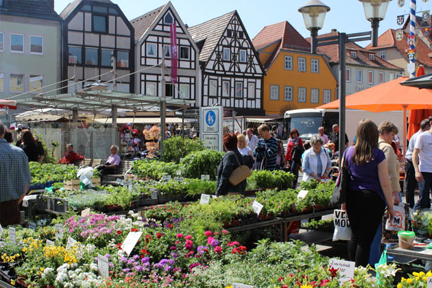 Zum Frühlingsmarkt in Bad Neustadt wird es in der Innenstadt der Kurstadt an der Saale richtig voll