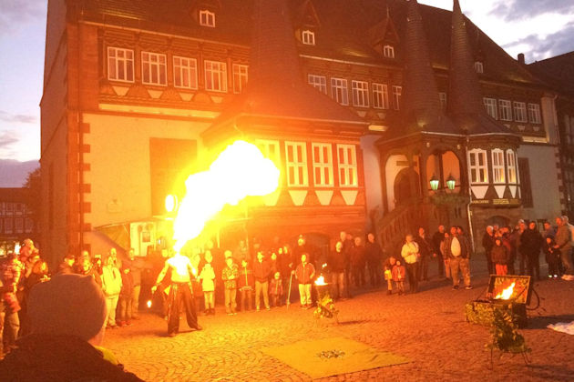 Impressionen vom Feuerspucker beim Herbstmarkt in Einbeck